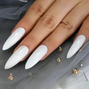 Белые длинные ногти