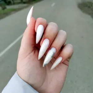 Белые острые ногти
