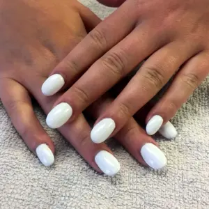 Белый овальный маникюр