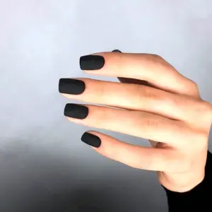 Черные короткие ногти