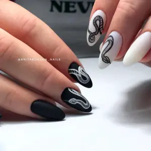 Чёрные ногти со змеей