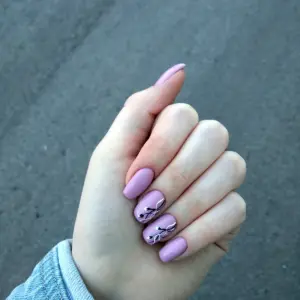 Девушка с маникюром