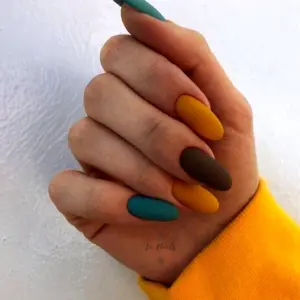 Горчичный маникюр матовый