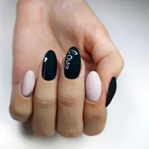 Короткие круглые черные ногти