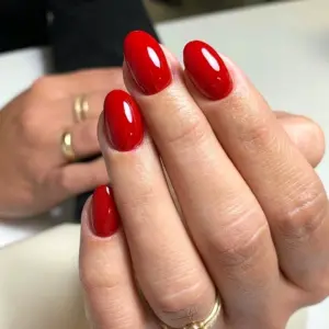 Короткие круглые красные ногти