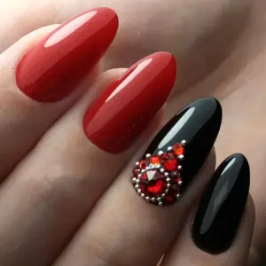 Красный маниккюр со стразой