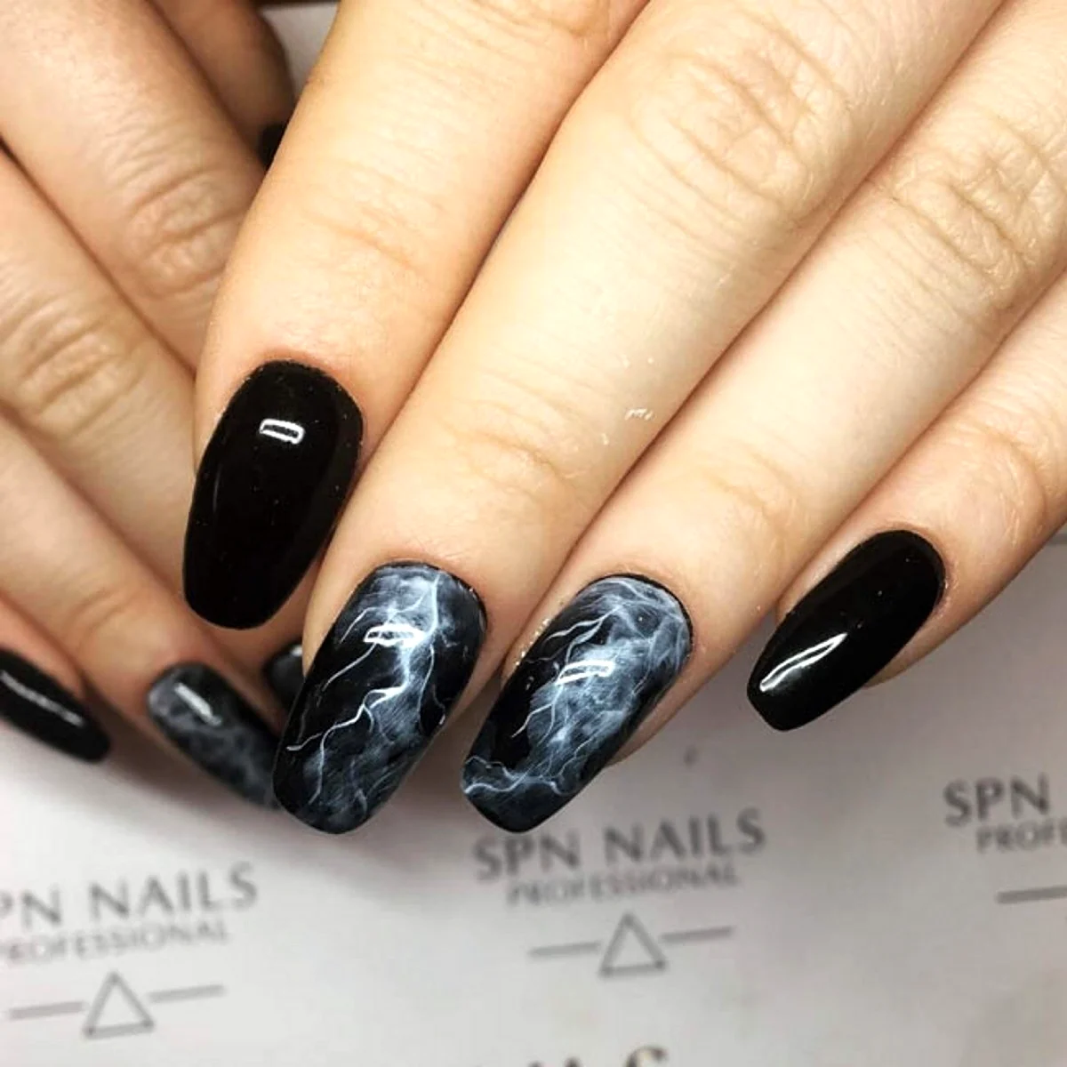 Нежный мрамор с золотой поталью #marblenails #nails #nailsidea #baildesign #но�гти #маникюр