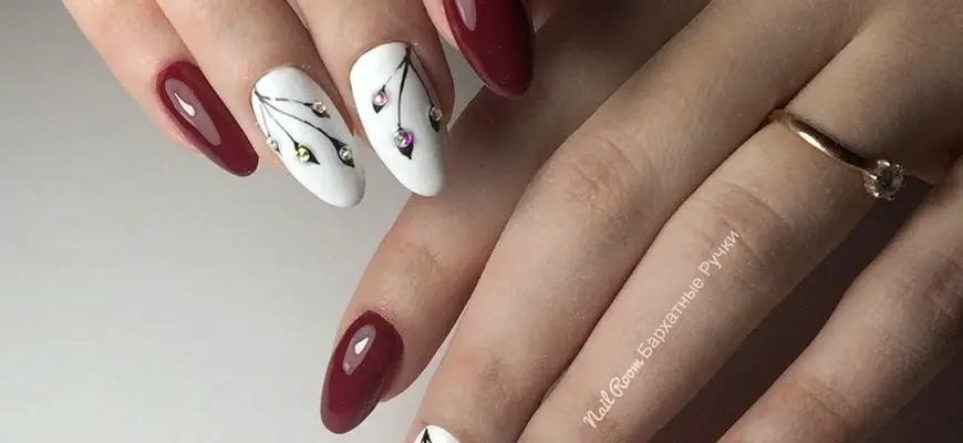 Маникюр бордовый с белым