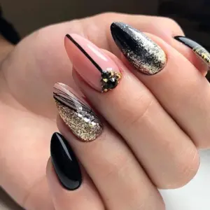 Маникюр чёрный с золотом миндаль