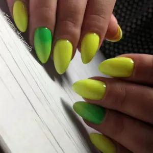 Маникюр лаймовый градиент