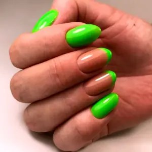Маникюр молочный с салатовым