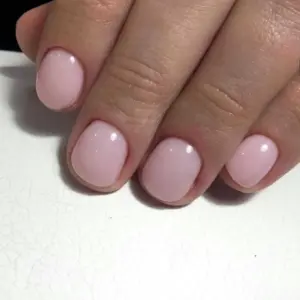 Маникюр на короткие круглые ногти нежные