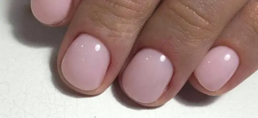 Маникюр на короткие круглые ногти нежные