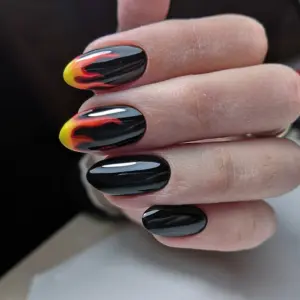 Маникюр огонь