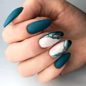 Маникюр с разводами
