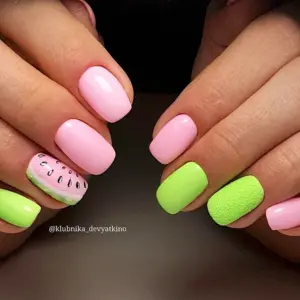 Маникюр салатовый с розовым