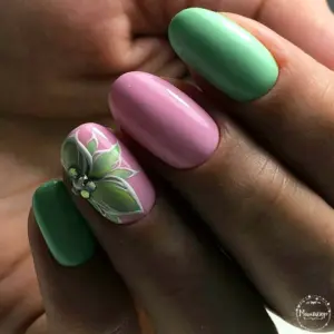 Маникюр салатовый с розовым