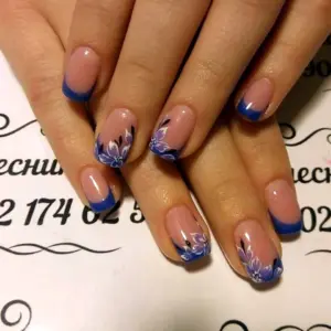 Маникюр цветной френч с вензелями