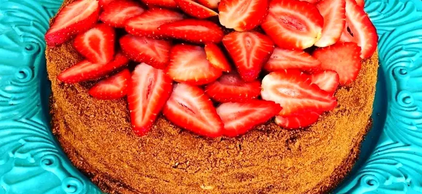 Медовик с клубникой