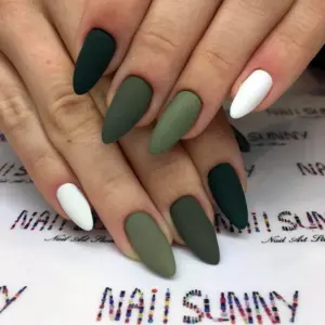 Миндальный маникюр зеленый