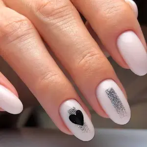 Молочныйманикюн с сердечклм