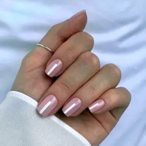 Нюдовые ногти с белыми полосками