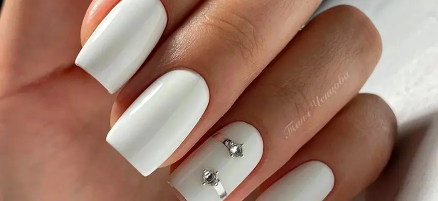 Ногти белые квадратные короткие