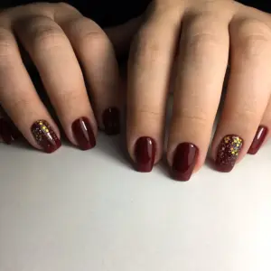 Ногти бордовые с золотом