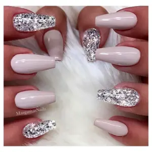 Ногти розовые с серебром