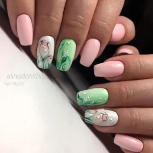 Ногти розовые с зеленым