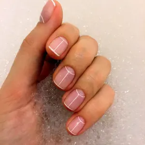 Прозрачный маникюр на короткие ногти