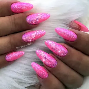 Розовые ногти с блеском