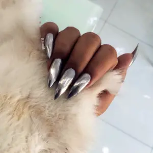 Серебристая кошка маникюр