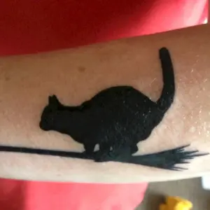 Тату черная кошка
