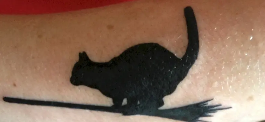Тату черная кошка
