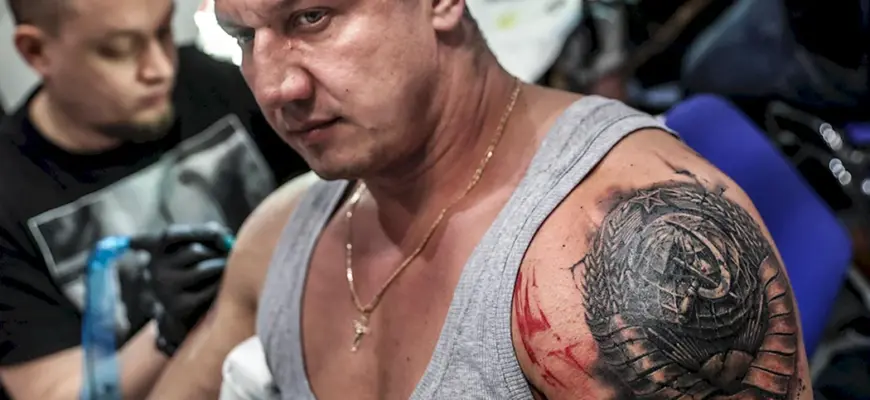 Тату на плечах
