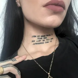 Тату на шее надпись