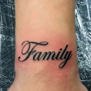 Тату надпись Family