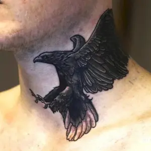 Тату Орел на шее