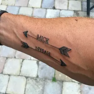 Тату стрелочка