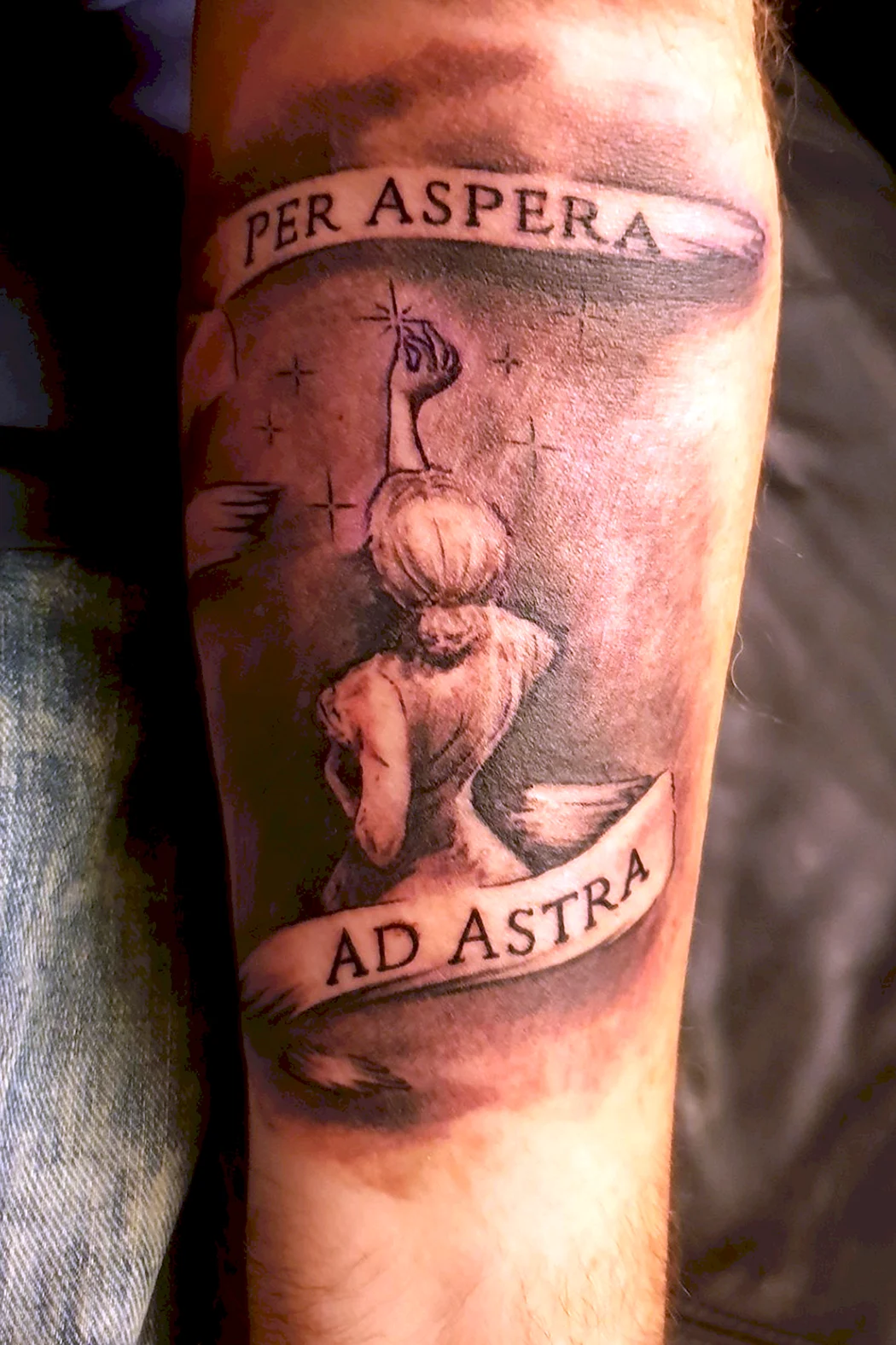 Татуировка надпись Per Aspera ad Astra работа студии Tattoo Times