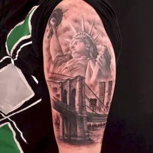 Татуировка с статуей свободы и Нью-Йорком