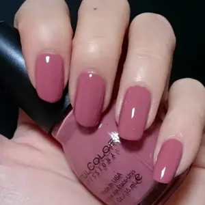 Темно-розовый маникюр