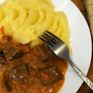 Толченка с гуляшом