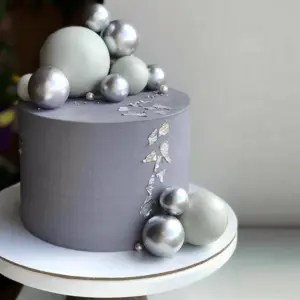 Торт серого цвета