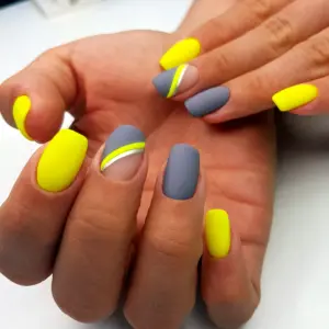 Желтый матовый маникюр на короткие ногти