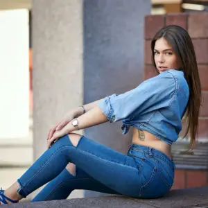 Джулия Баретто в джинсах