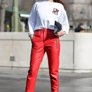 Красные кожаные штаны look