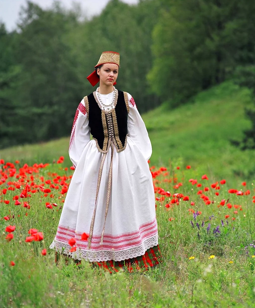 Народные костюмы к празднику – Латвия экономит, Литва шикует