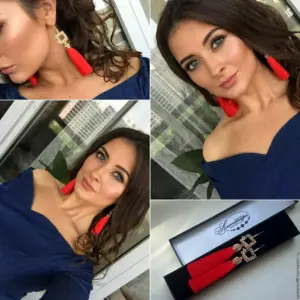 Синее платье и красные серьги